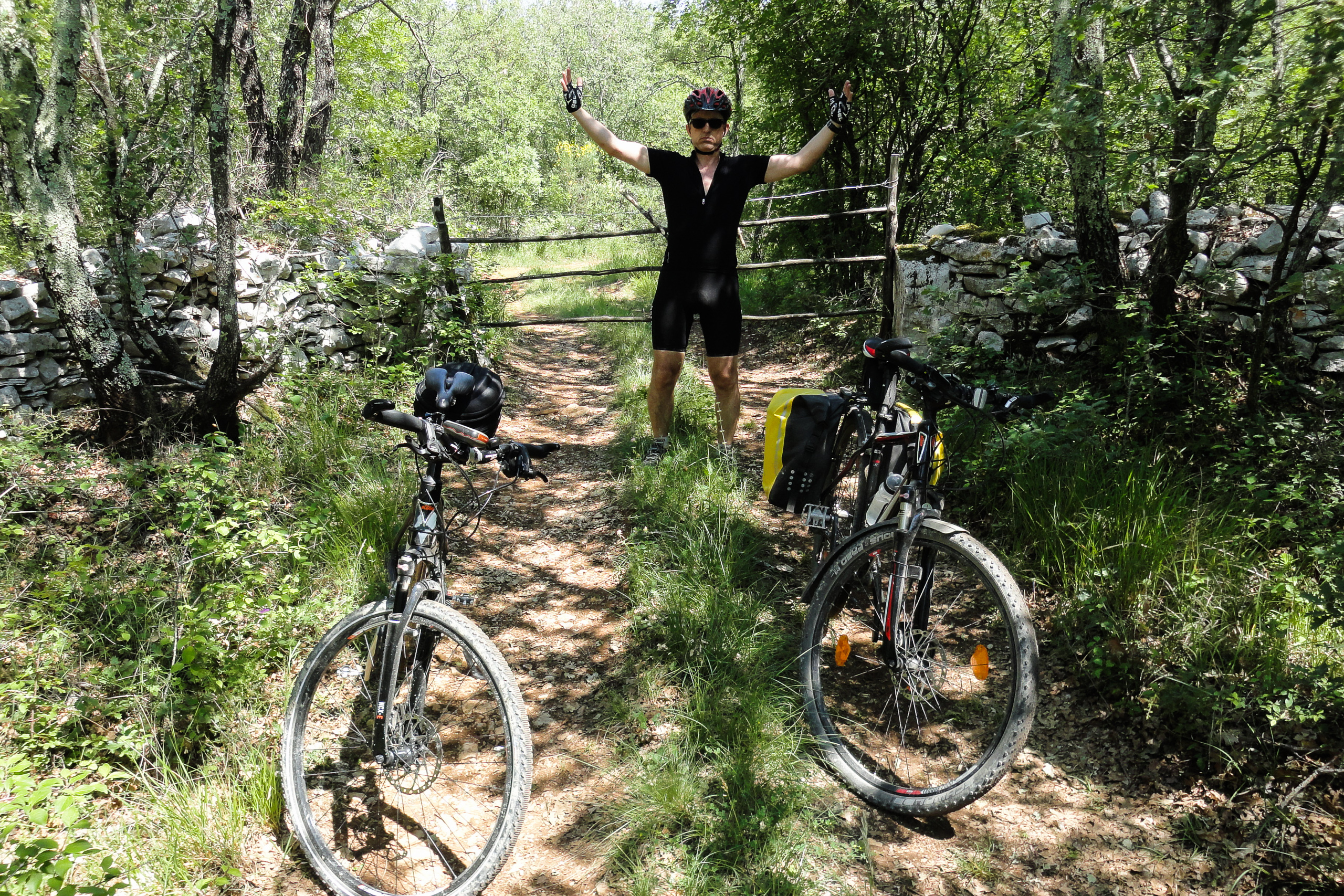 Endlich am Stacheldrahtverhau vorbei – Erleichterung!